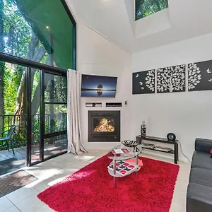Chalet On Gallery Walk - King Bed, Spa, Fireplace, Wifi & Netflix, Linger A While, Mount Tamborine